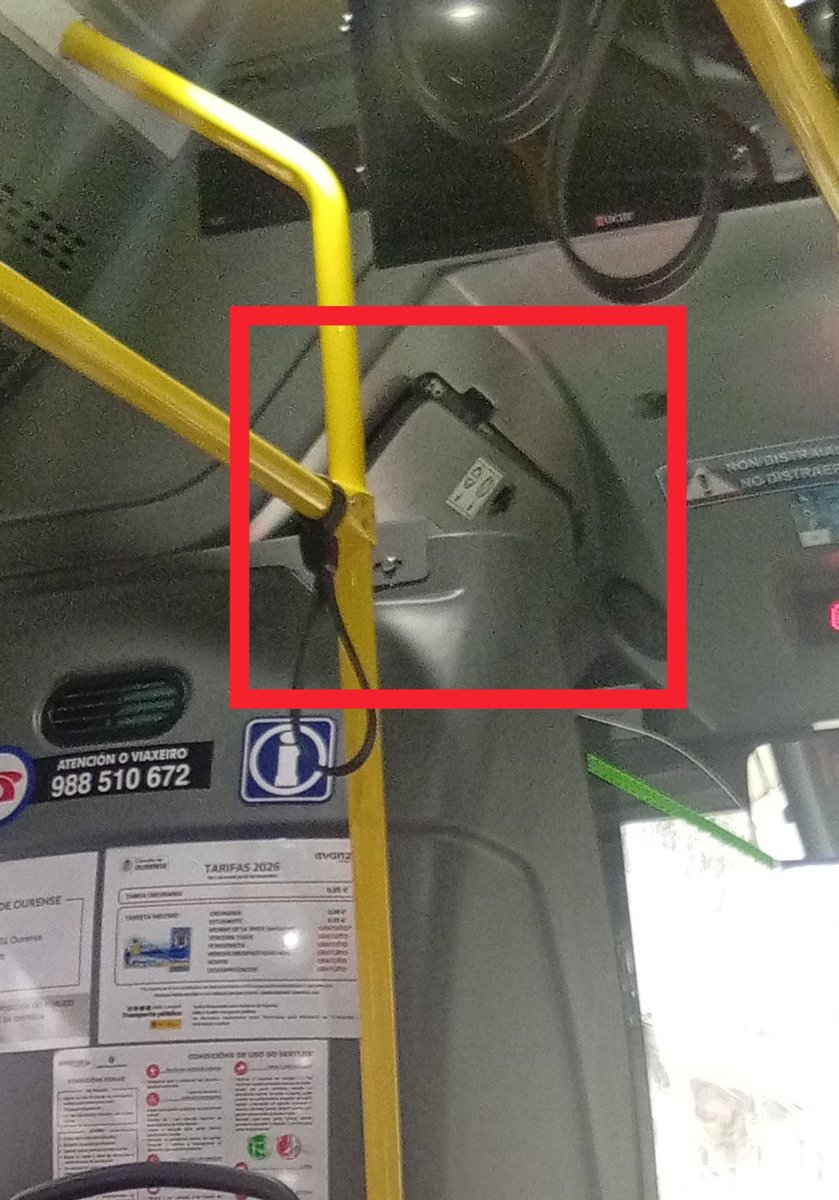 Calidades Isuzu.... el falso techo de encima del puesto de conducción a medio caer