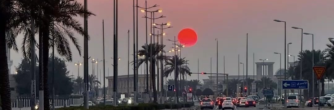 ان غبت غيبة زوال الشمس يم الغروب
"رجعت صبحٍ جبال طويق ما تحجبه"
— عويد النجود