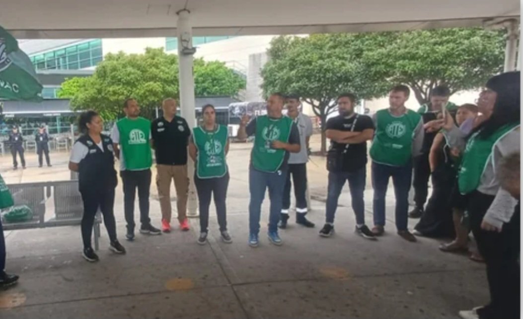 #Sociedad| ATE-ANAC ratifica un cese total de actividades en los aeropuertos para el próximo lunes

Noticias completa: elsolnoticias.com.ar/ate-anac-ratif…