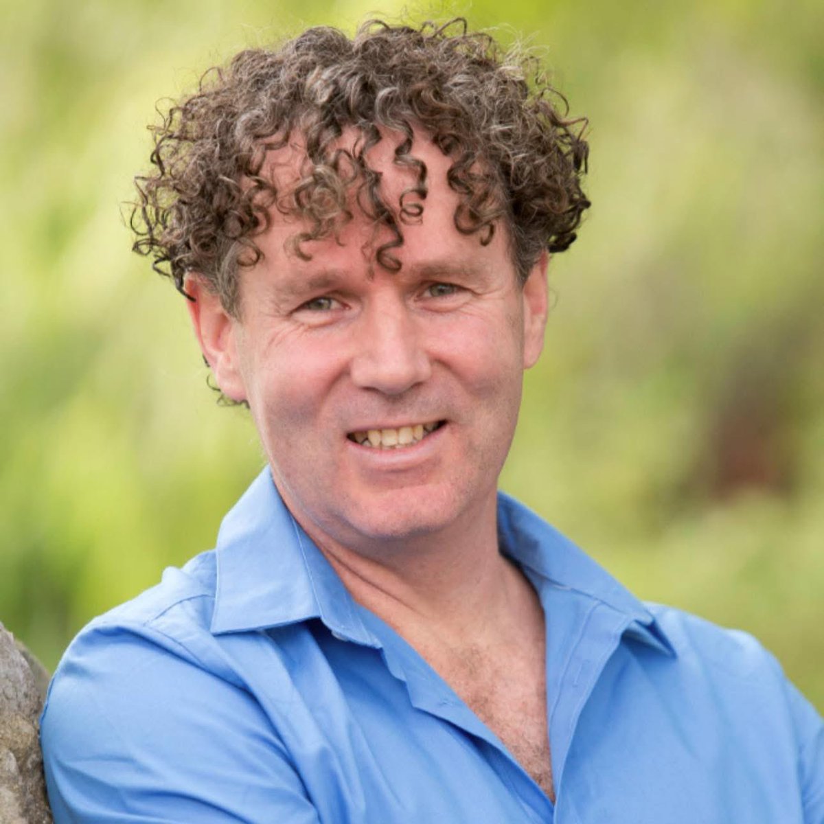 musicandsoularg's tweet image. EL FISIOTERAPEUTA QUE DEMOSTRÓ QUE MUCHOS DOLORES NO SE CURAN… SE DESAPRENDEN 

Durante años nos dijeron lo mismo:

👉 “Si te duele la espalda, algo está mal en tu columna.”

Hasta que un investigador empezó a mostrar algo que no cuadraba.

Su nombre es Peter O’Sullivan, uno de…