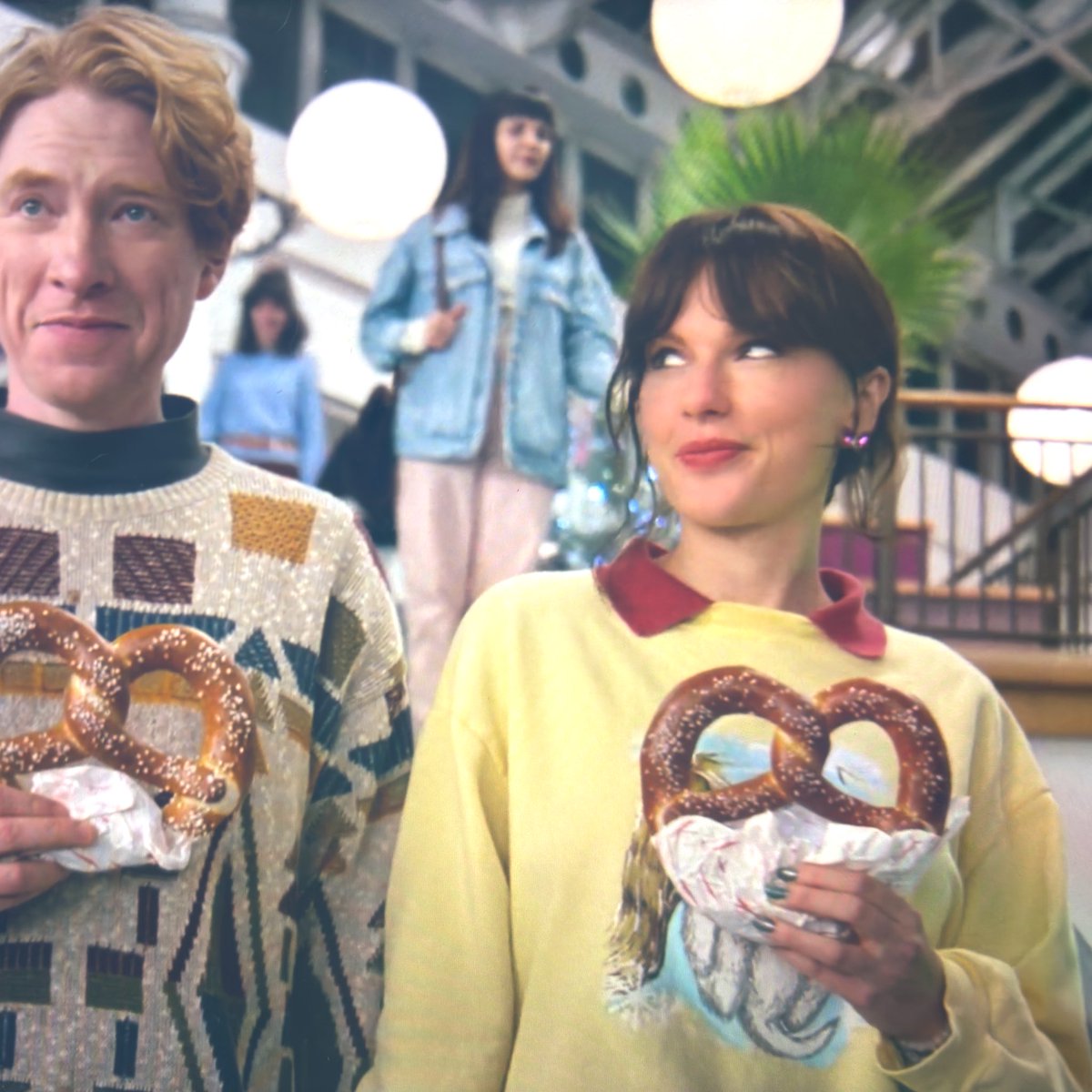 taylor yendo a comprarle un heladito a steve harrington canon