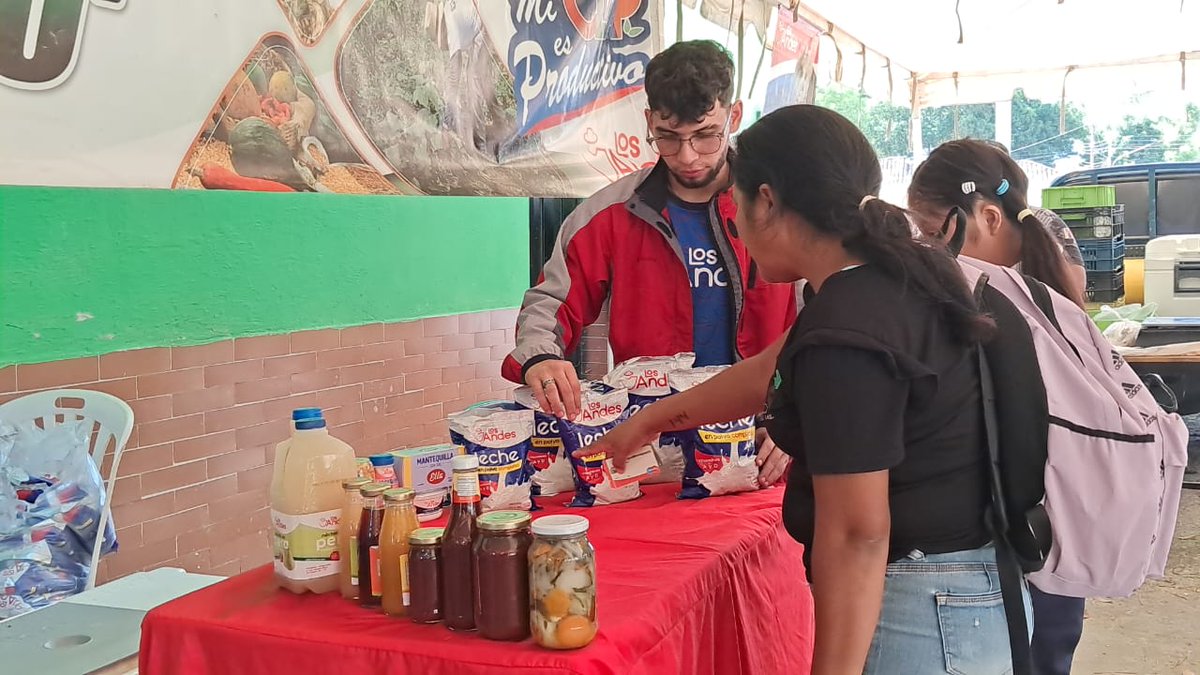 Lácteos Los Andes participó en una Feria a Cielo Abierto que se desarrolló en la Plaza Bolívar de Siquisique, parroquia Siquisique, municipio Urdaneta #Lara, donde se atendieron las comunas San José de Siquisique, Siquisique Socialista y Brisas del Sur.