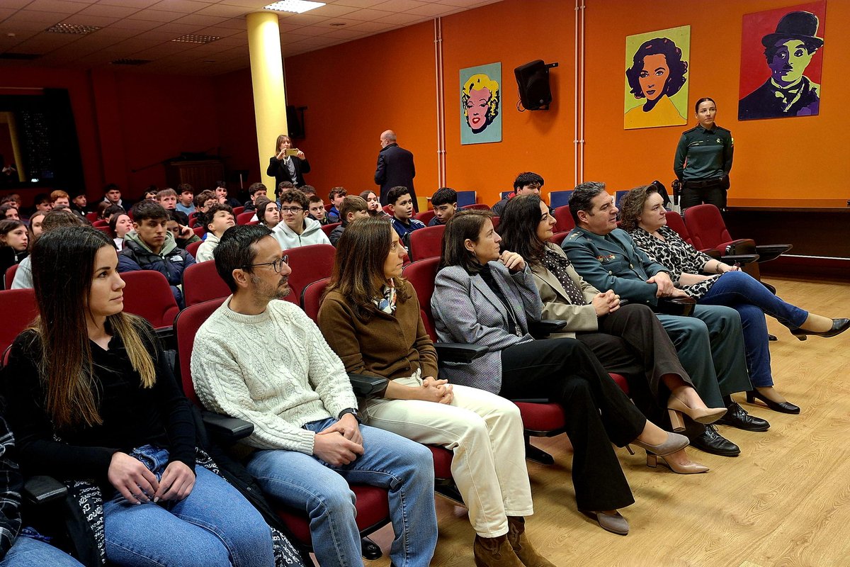 DelegGobAST's tweet photo. 📍La delegada del Gobierno, Adriana Lastra, ha visitado el IES Rey Pelayo de Cangas de Onís junto al coronel de zona de la Guardia Civil de Asturias, Francisco Javier Puerta, en el marco de la fase autonómica de la VII edición de la Ciberliga de la @guardiacivil https://t.co/dnUaWq6R8T