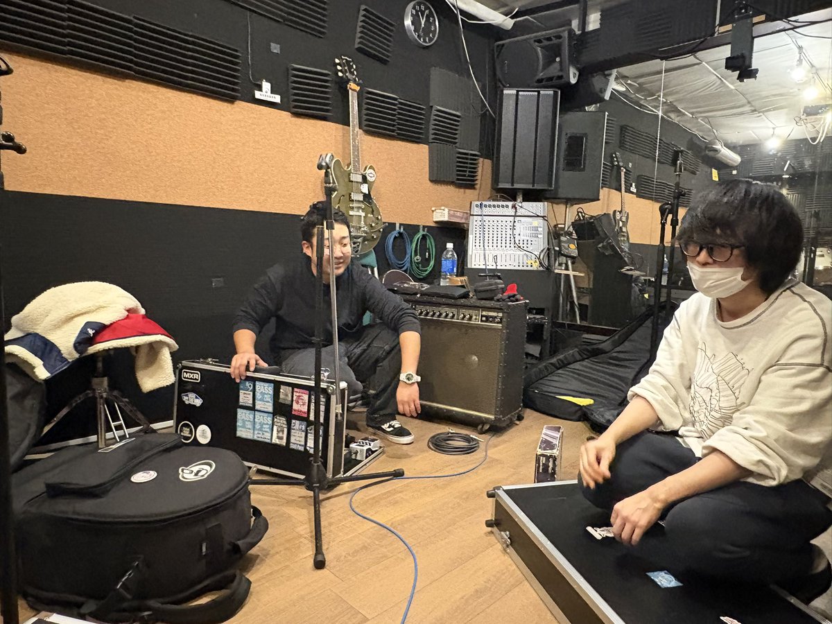 TotalAcidNumber's tweet image. 今週のスタジオ

週末のライブに向けて演出の確認してました！

2月8日(日)
18:00スタート
まだまだご予約受付中です！
寒くなりそうなので暖かくして来てくださいね！🙌✨

 #バンド #ライブ #郡山 #福島