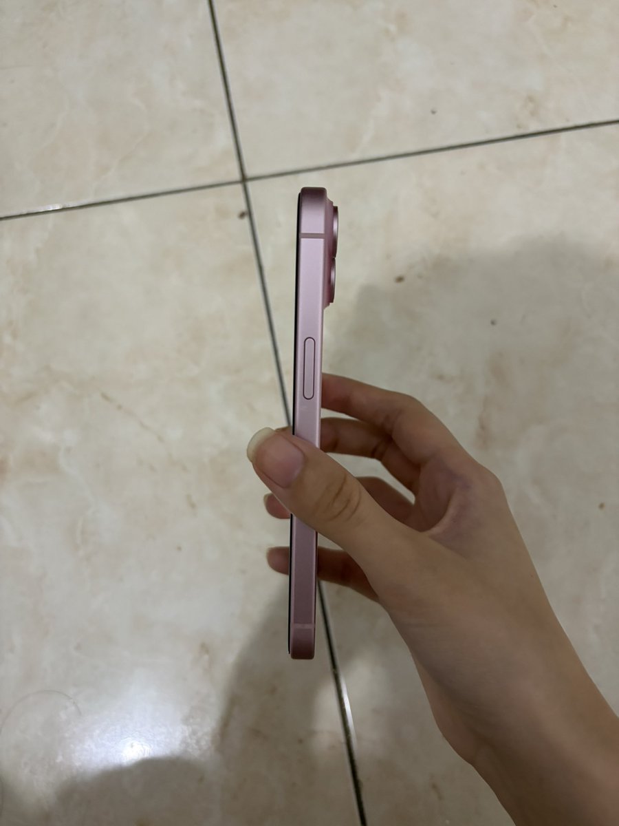 Achneron's tweet image. wts iphone 15 256gb bh 81% kondisi bagus no mines samsek. dpt kabel charger tp kotor tp ga ada kendala 

9.500.000 negotiable, nego nya ngotak ya bub #iphone15 #wtb #wts #zonajajan #wtsiphone #wtbiphone #zonajajan
