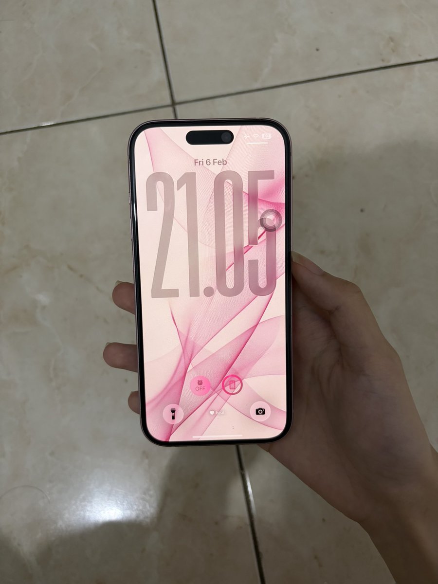 Achneron's tweet image. wts iphone 15 256gb bh 81% kondisi bagus no mines samsek. dpt kabel charger tp kotor tp ga ada kendala 

9.500.000 negotiable, nego nya ngotak ya bub #iphone15 #wtb #wts #zonajajan #wtsiphone #wtbiphone #zonajajan