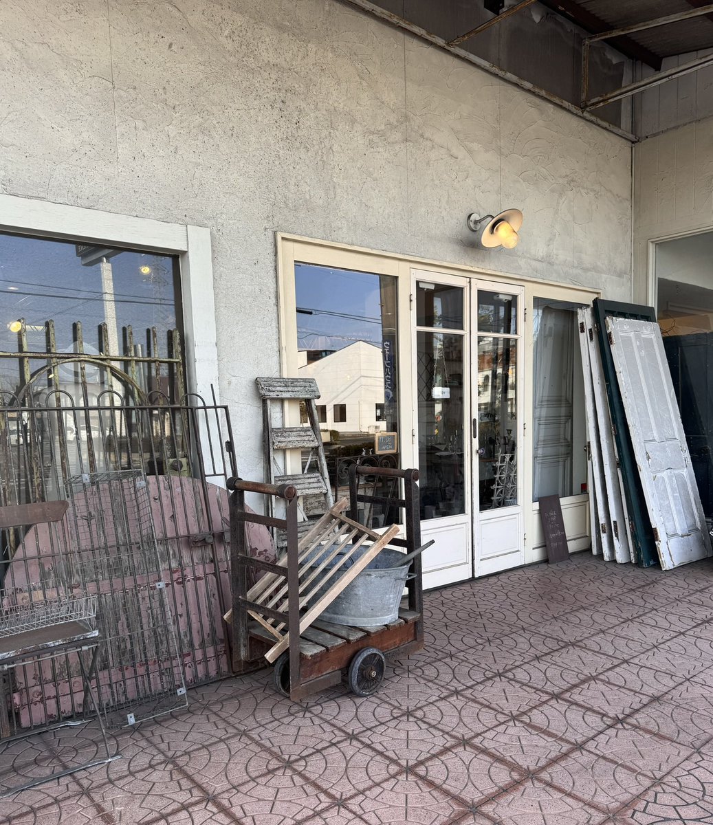 aiai12310's tweet image. #金バク で #高橋大輔 さんが訪れていた #Due へ🪑
お尋ねしたら大輔さんのサインを出してくださいました✨
大輔さんが気になっていたカップボードも見られました😍
私も大好きなこのお店に大輔さんが行ったなんて感慨深かったなぁ💕