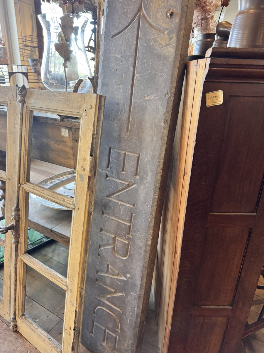 aiai12310's tweet image. #金バク で #高橋大輔 さんが訪れていた #Due へ🪑
お尋ねしたら大輔さんのサインを出してくださいました✨
大輔さんが気になっていたカップボードも見られました😍
私も大好きなこのお店に大輔さんが行ったなんて感慨深かったなぁ💕