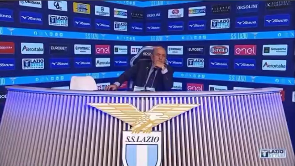 fede_marconi's tweet photo. Non ho potuto vedere la conferenza stampa del direttore sportivo. Ho letto alcuni passaggi. Mi sembra che oltre ad aver risposto male ad un collega per una domanda più che giusta, a chi gli chiedeva di stadio vuoto e lettera al presidente ha risposto dicendo che forse chi contesta l’operato della società “non capisce fino in fondo le cose”. Mi sembra una dichiarazione in linea con le minacce per comunicato e gli sberleffi per radio. Vorremmo più rispetto, per la #Lazio e i laziali, aiutateci a chiederlo facendo firmare chi non ha ancora firmato qui: https://t.co/t8oF1PPJqc