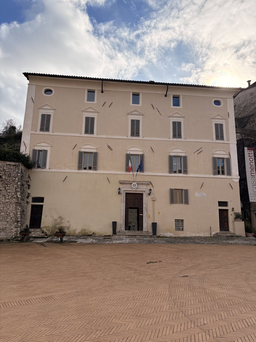 Ieri è stato surreale ero a Spoleto  sono riuscita ad assistere ad una scena non ho potuto riprendere per ovvie ragioni però c’era Federica che (dal vivo e’ letteralmente ancora più stupenda ) non vedo l’ora di recuperare l’episodio #donmatteo15 #mezzanottini