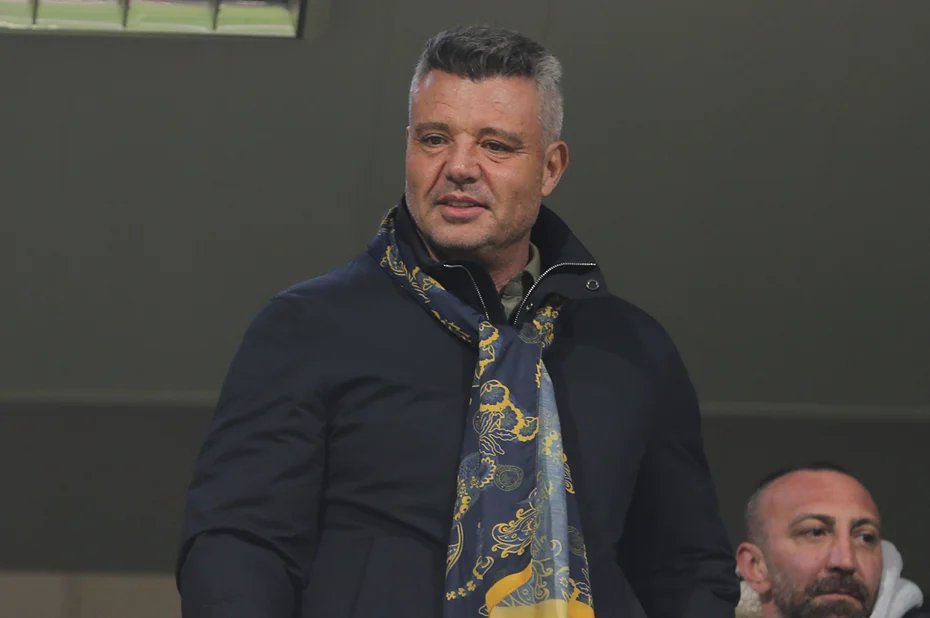 Fred yıllık 4 milyon euro kazanıyor. Archie Brown'da 2.2 kazanıyor. Bunlara gelince duygusallık okey. Peki forma almak için para biriktiren küçük çocuklar tekrar mı gs şampiyonluğu görsün? Bu milyonlarca taraftarı üzmeye hakkınız yok. Forvet olmadan şampiyon olamayız.