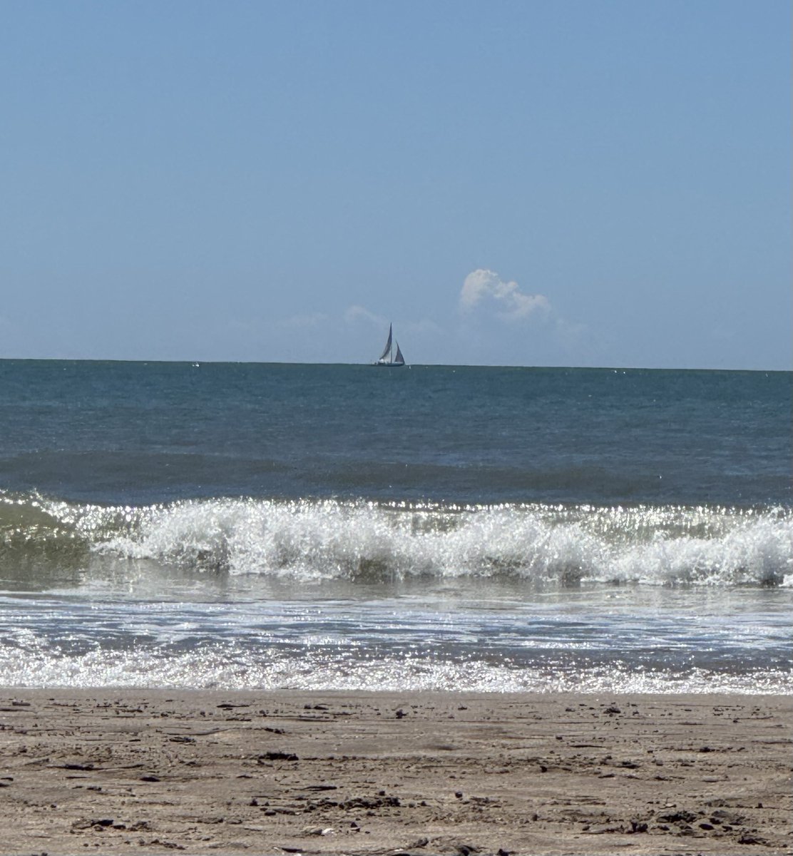 Hay un cielo para ver de la ventana del avión
Hay otro para ir a conectarme con vos 🎶