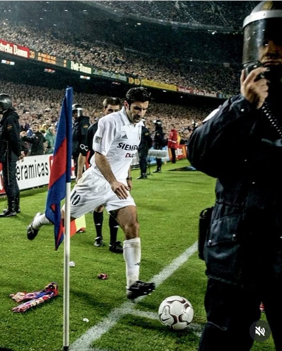 Luis Figo at Camp Nou with the wrong colors 📸