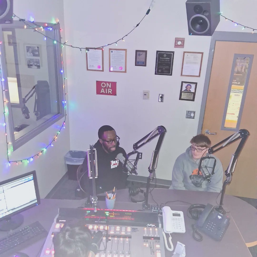 WBDGIndy's tweet image. Welcome back @RomeovilleKid! He sat in on @brycenhill_18's and Nicholas Mountcastle's show called Hashmarks and Hardwood. @MorningShow1075 @1075thefan @A31CareerCenter #WeAreWayne