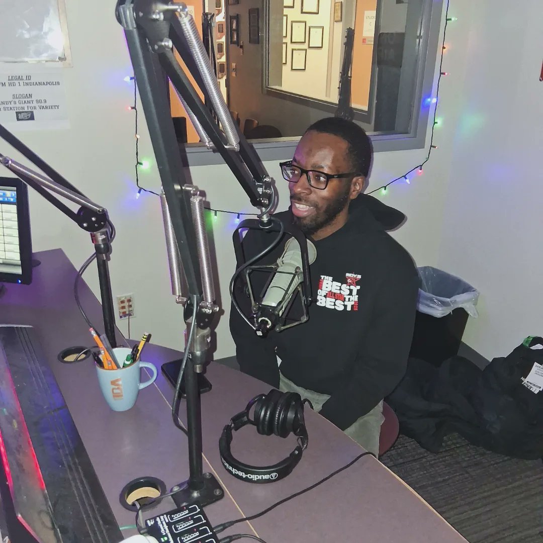 WBDGIndy's tweet image. Welcome back @RomeovilleKid! He sat in on @brycenhill_18's and Nicholas Mountcastle's show called Hashmarks and Hardwood. @MorningShow1075 @1075thefan @A31CareerCenter #WeAreWayne