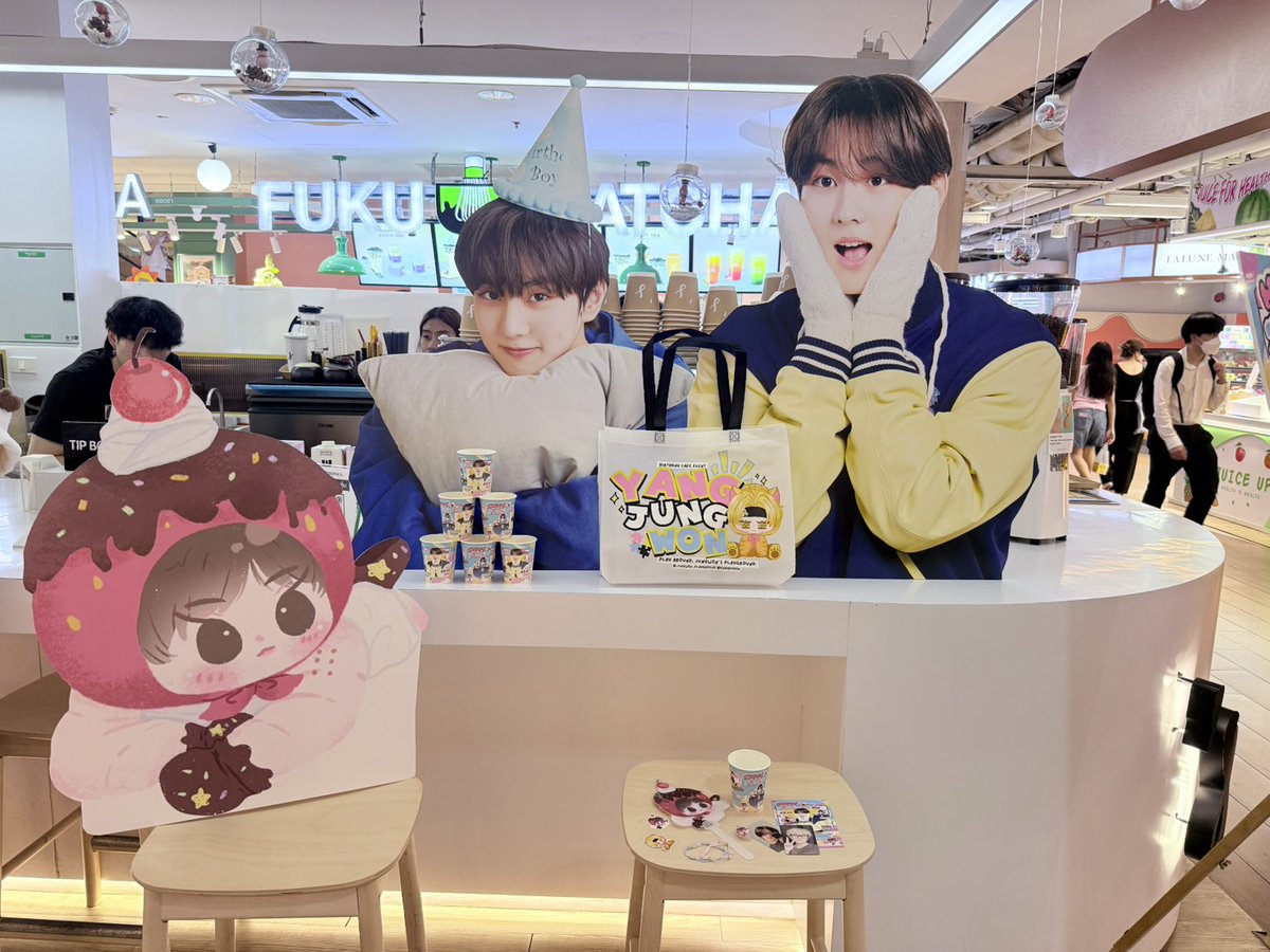 enhapyeon's tweet image. เอนจีน~ 
พร้อมมาเล่นสนุกกัน ในคาเฟ่วันเกิดจองวอน ENHYPEN #JUNGWON_Playground #สนามเด็กเล่นของจองวอน กันหรือยังคะ 🥳 
แอบเอาพรีวิวมาฝาก บอกเลยว่ารอบนี้ เตรียมของในเซ็ต, random gift และรางวัล lucky draw มาแบบอัดแน่น ห้ามพลาดด้วยประการทั้งปวง! 

⋆｡‧˚ʚ🍓ɞ˚‧｡⋆
📆 7-8 Feb 2026…