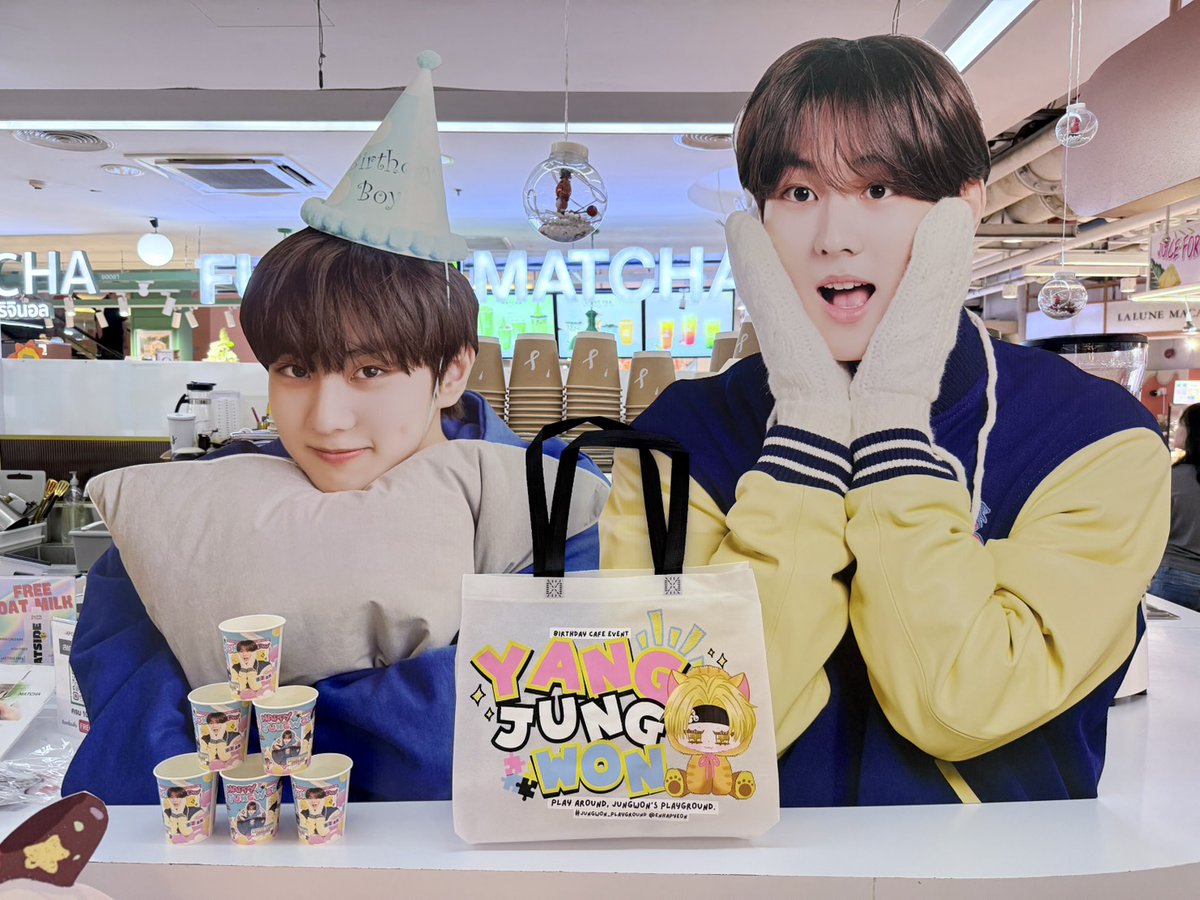 enhapyeon's tweet image. เอนจีน~ 
พร้อมมาเล่นสนุกกัน ในคาเฟ่วันเกิดจองวอน ENHYPEN #JUNGWON_Playground #สนามเด็กเล่นของจองวอน กันหรือยังคะ 🥳 
แอบเอาพรีวิวมาฝาก บอกเลยว่ารอบนี้ เตรียมของในเซ็ต, random gift และรางวัล lucky draw มาแบบอัดแน่น ห้ามพลาดด้วยประการทั้งปวง! 

⋆｡‧˚ʚ🍓ɞ˚‧｡⋆
📆 7-8 Feb 2026…