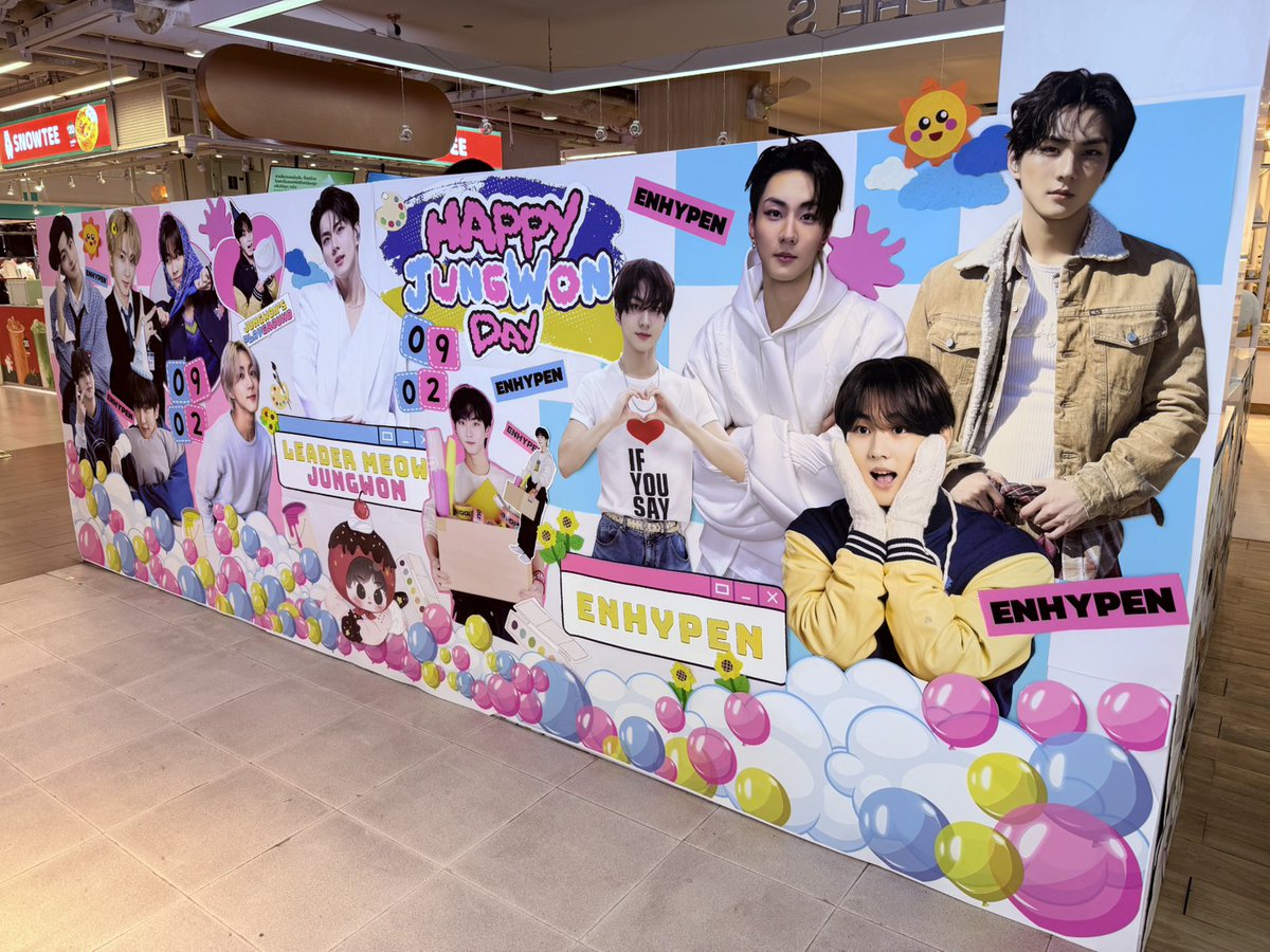 enhapyeon's tweet image. เอนจีน~ 
พร้อมมาเล่นสนุกกัน ในคาเฟ่วันเกิดจองวอน ENHYPEN #JUNGWON_Playground #สนามเด็กเล่นของจองวอน กันหรือยังคะ 🥳 
แอบเอาพรีวิวมาฝาก บอกเลยว่ารอบนี้ เตรียมของในเซ็ต, random gift และรางวัล lucky draw มาแบบอัดแน่น ห้ามพลาดด้วยประการทั้งปวง! 

⋆｡‧˚ʚ🍓ɞ˚‧｡⋆
📆 7-8 Feb 2026…