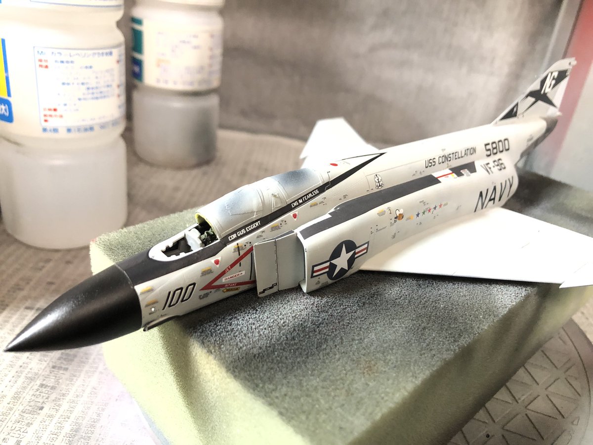 kairobeX's tweet photo. ファインモールド　ショータイム100
まだデカール貼ってます。
肩がこったんで今日はここまで。
点検ハッチの位置に注意書きのデカールを載せるのが結構あるがモールドが浅く細いのでデカール載せるとモールドが見えなくなり位置が決めにくーい！ https://t.co/LrzUk5vsWf
