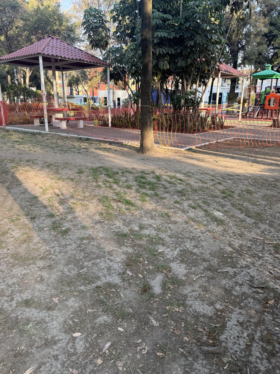 razzorrblade's tweet photo. @IztacalcoAl  necesitan un sexenio para abrir un mini espacio de perros que hicieron en la alcaldía? Porque los incompetentes de @SOBSECDMX de la delegación están de adorno dejando cada vez más horrible y solo poniendo candados a lo pendejo  🙄 https://t.co/qRRAKsuUeW