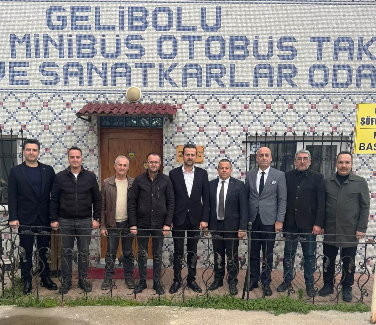 Odamız Yönetim Kurulu ve Meclis Başkanımız, yapılan seçimlerin ardından göreve yeniden seçilen Gelibolu Şoförler Odası Başkanı Sayın Yasin Efe’yi makamında ziyaret etti.
Nazik ev sahipliği için kendilerine teşekkür eder, yeni dönemin şoför esnafı adına hayırlı olmasını dileriz.