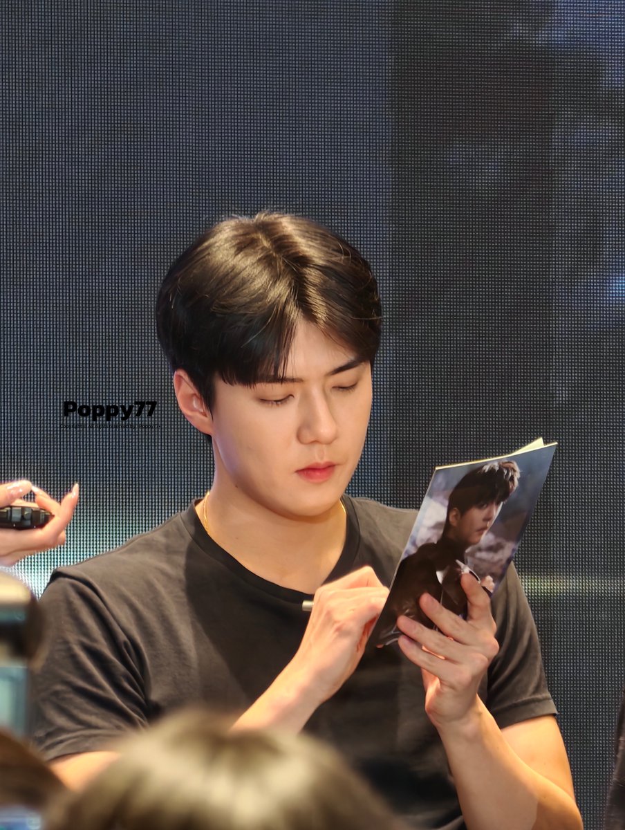 sehun is absolutely serving today 🖤✨