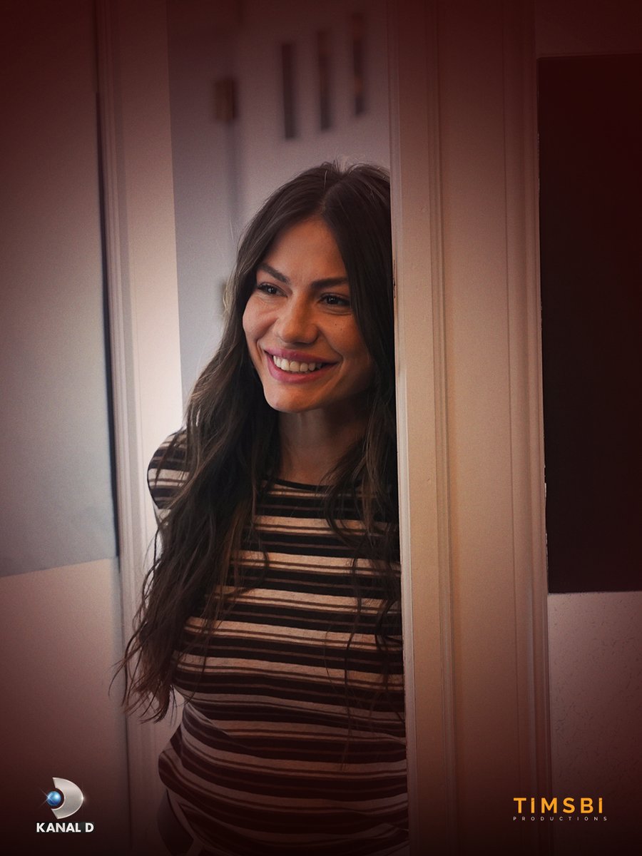 esrefruyadizitv's tweet photo. Kamera arkası güzeliinden size öpücük getirdik. 😙🌸

#EşrefRüya yeni bölümüyle çarşamba 20.00’de #KanalD’de. 

@kanald @timsbitv https://t.co/QMjR8thXb7