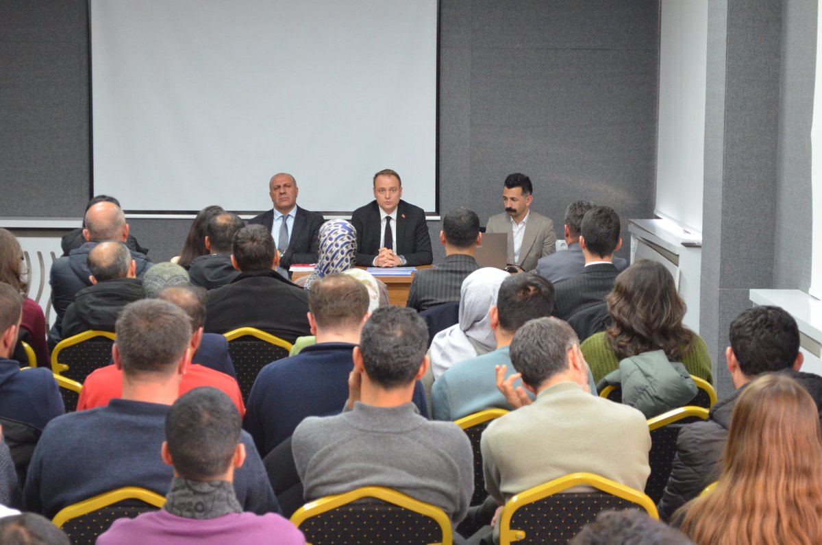 📍 LGS’ de Akademik başarıyı arttırma eylem planı çerçevesinde okul müdürleriyle toplantı gerçekleştirildi.
Kaymakamımız Ömer Övünç KOŞANSU başkanlığında düzenlenen toplantıda, LGS sürecinde akademik başarının artırılmasına yönelik değerlendirmeler yapılarak alınacak tedbirler ve