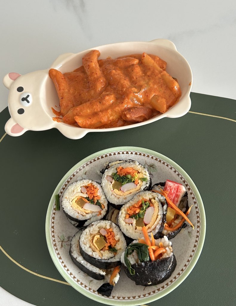 #쿠마밥
엄마 김밥에
엽떡 소분해서 얼려둔 거 
우유 넣고 다시 낋 😁
