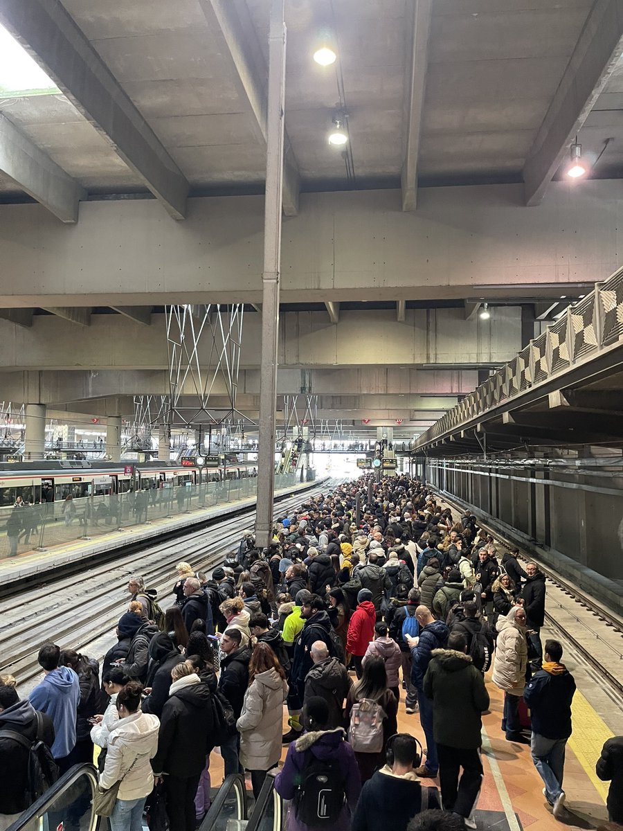bepecep's tweet photo. @CercaniasMadrid Y cuando no es huelga? C5, nos caemos de los andenes. Es una vergüenza la zona Sur de Madrid. https://t.co/iYHn17rRoX