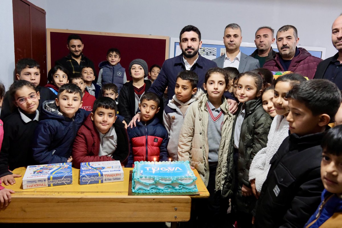 ibrahim_besinci's tweet photo. 📍Adıyaman | Besni - Çomak Köyü

Biz sadece yıkılan şehirlerimizi
değil, sarsılmaz umutlarımızı ve hayallerimizi de bu ışıldayan gözler için yeniden ayağa kaldırıyoruz.

El birliğiyle, çocuklarımızın gülüşüyle iyileşiyoruz.

#6subat2023 https://t.co/qc81huXazH