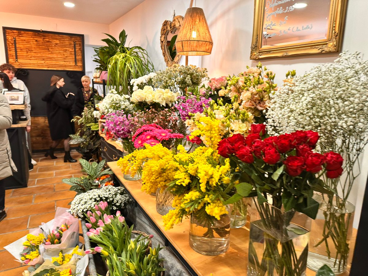 TaverneMichael's tweet photo. Ce vendredi soir, ma suppléante Sabrina Thomas s'est rendue à l'inauguration du nouveau local des artisans fleuristes de Créaline  , désormais installé dans la commune de #bousies .

De nombreuses personnes étaient présentes pour souhaiter la bienvenue à Rémi et Aline dans ce nouveau chapitre de leur aventure professionnelle.

Je leur adresse tous mes voeux de réussite et je remercie Monsieur le maire, André Ducarne, pour leur avoir permis de s'installer si rapidement dans leur nouveau local.

Je remercie également Rémi et Aline pour leur invitation et leur renouvelle tous mes voeux de bonheur et de succès.