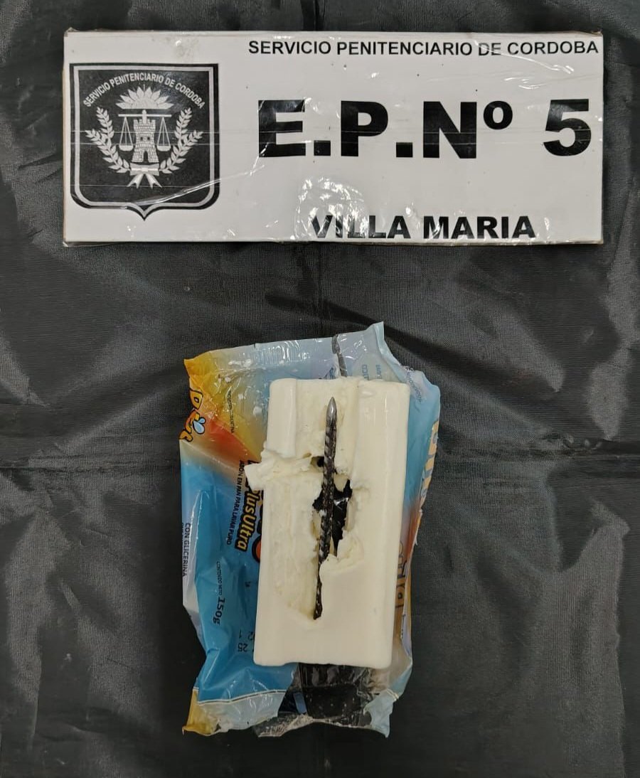 🧼 Un jabón sospechoso y un intento sucio que fue detenido. 

📍EP N° 5 Villa María

Mediante la utilización de scanner de bolsos, personal de requisa detectó y secuestró entre las pertenencias de una visita, 1 elemento punzante el cual estaba oculto entre un jabón en pan.

El