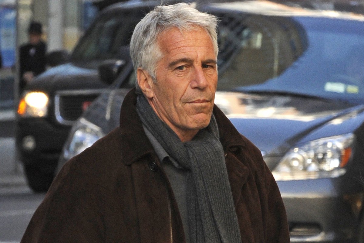 🔴Epstein dosyalarından yayımlanan yeni bir e-postada, Jeffrey Epstein’in Çinli diplomatlarla bir görüşme yaptığı ortaya çıktı.

E-postada, diplomatların kendi aralarında Epstein için “Yahudi köpeğine dikkat edin” uyarısı yaptığı yer alıyor.