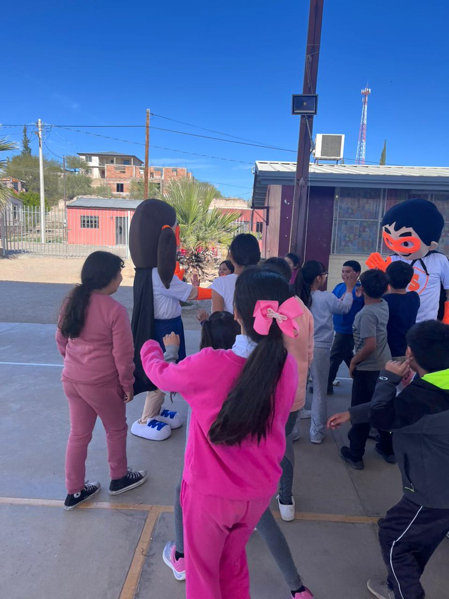 ds02caborca's tweet photo. Hoy viernes, personal de operación territorial del DS02 visitó la Escuela Primaria de Sáric, Sonora con la estrategia Super Sani, donde impartieron pláticas sobre prevención de Dengue y Rickettsia a los alumnos. https://t.co/YPra8uwwM6