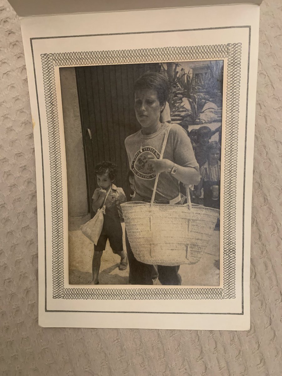 Torno a ser alumna després de temps sent docent. Estudio la Microcredencial en Gestió de la Fotografia Familiar a la <a href="/UABBarcelona/">Universitat Autònoma de Barcelona</a> amb la  <a href="/SusannaMuriel/">Susanna Muriel Ortiz</a>. 
Primer exercici i ja estic completament enganxada! 🫀
La mare fent de mestra😍, emmarcada entre tresors dels 70 😅😅