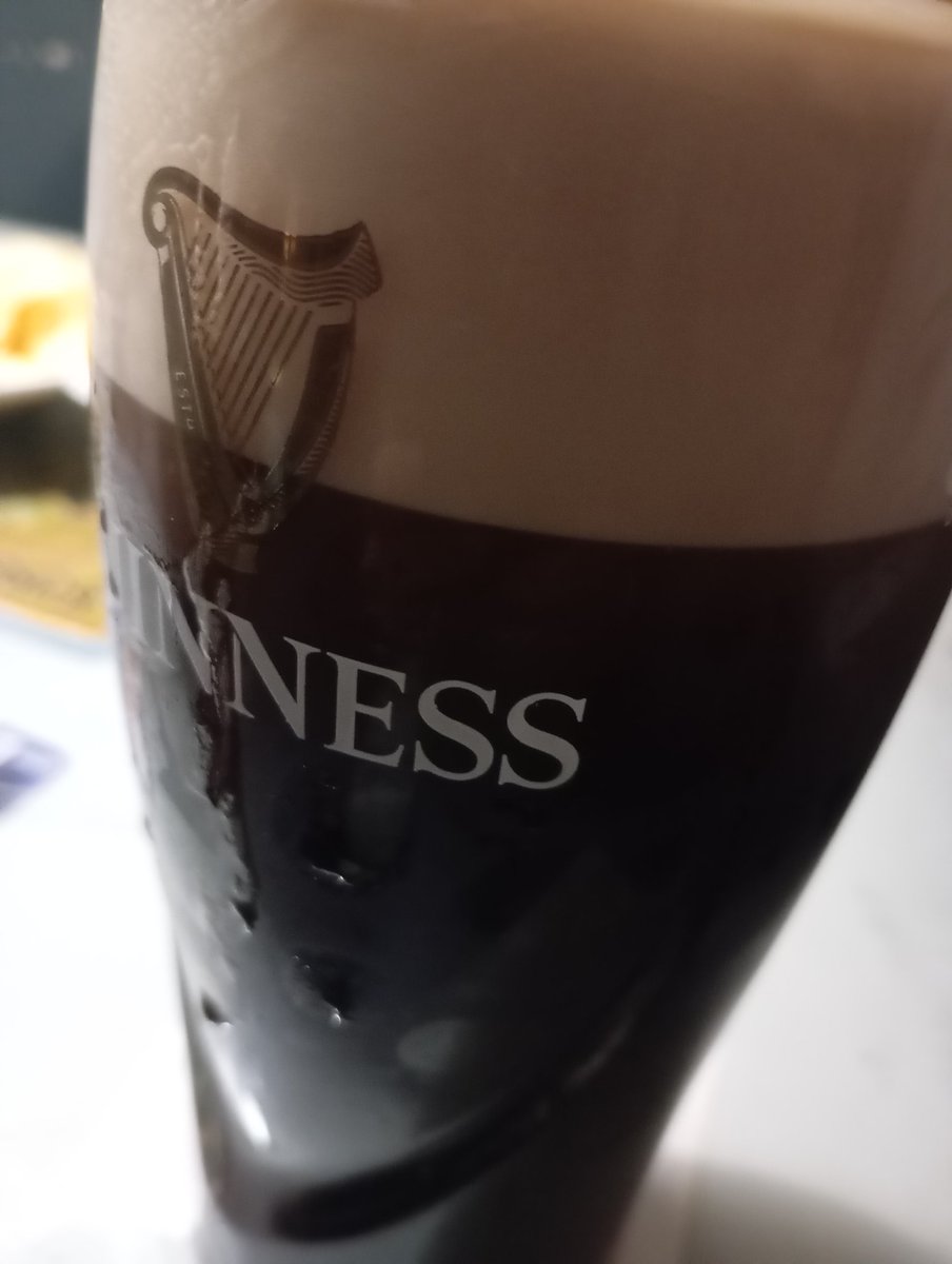 AlbertoAbuin's tweet image. Otra Guinness más y me subo allí a proclamar LA PALABRA de @MrLombreeze