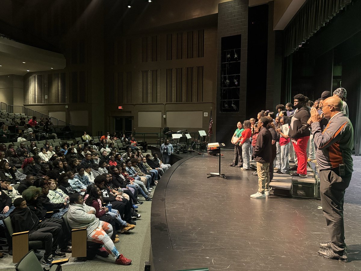 eauclairehssc's tweet photo. Today, we welcomed 8th grade students from our feeder middle schools to visit Eau Claire High School!
We hope our future Shamrocks enjoyed their day at Eau Claire High School, and we can’t wait to see them next year walking our halls! #letsgoshamrocks☘️ https://t.co/nYFQTVxTWf