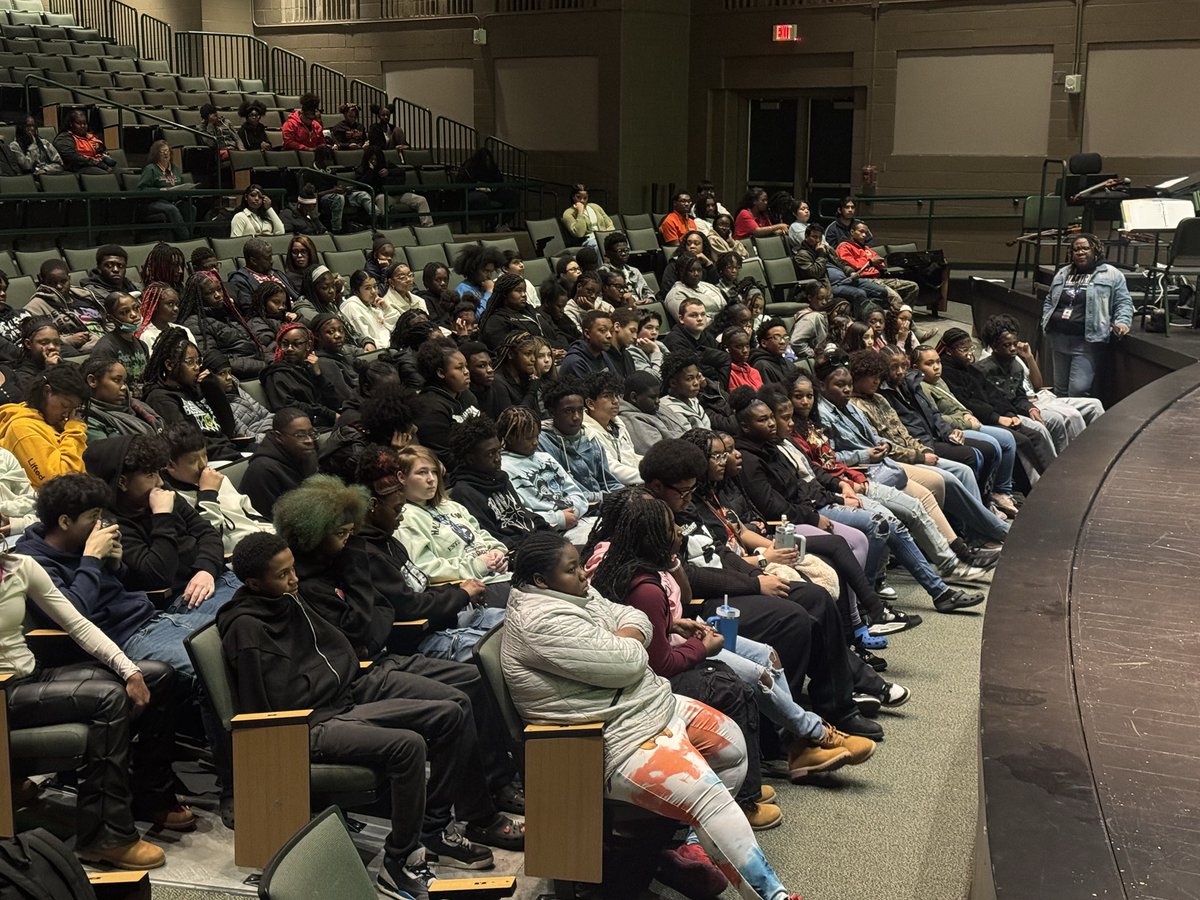eauclairehssc's tweet photo. Today, we welcomed 8th grade students from our feeder middle schools to visit Eau Claire High School!
We hope our future Shamrocks enjoyed their day at Eau Claire High School, and we can’t wait to see them next year walking our halls! #letsgoshamrocks☘️ https://t.co/nYFQTVxTWf