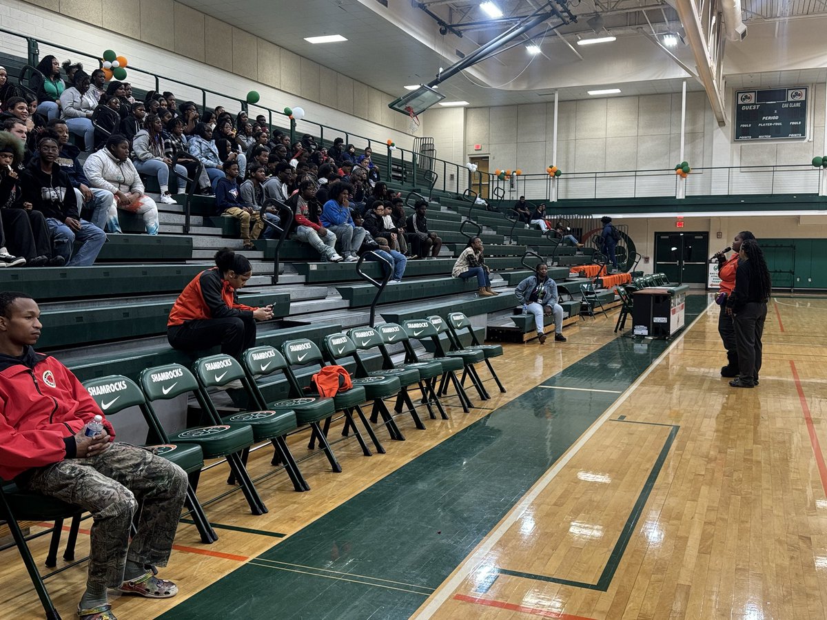 eauclairehssc's tweet photo. Today, we welcomed 8th grade students from our feeder middle schools to visit Eau Claire High School!
We hope our future Shamrocks enjoyed their day at Eau Claire High School, and we can’t wait to see them next year walking our halls! #letsgoshamrocks☘️ https://t.co/nYFQTVxTWf