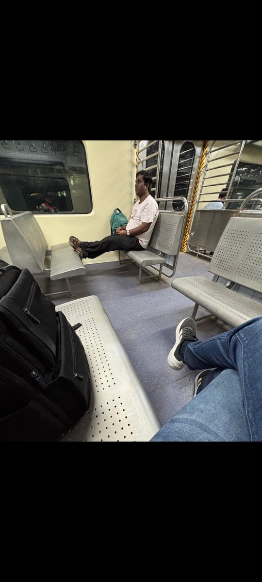 CharuYadav2013's tweet photo. @Central_Railway @RailwaySeva @drmmumbaicr @srdcmmumbaicr @yatrisangh @mumbairailusers @MumbaiLocals @MumbaiLocalX 
Lack of civic sense and lack of moral values in elite/ educated/ sophisticated mumbai ac local commuters. 
Pls frame some rules for this. https://t.co/oqPLHpOVyJ