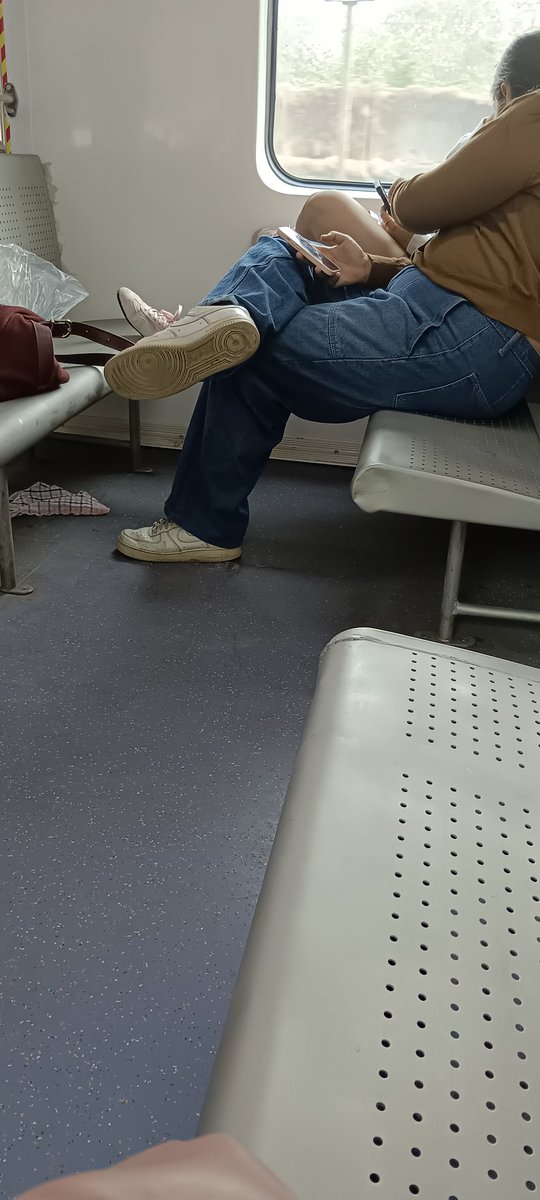 CharuYadav2013's tweet photo. @Central_Railway @RailwaySeva @drmmumbaicr @srdcmmumbaicr @yatrisangh @mumbairailusers @MumbaiLocals @MumbaiLocalX 
Lack of civic sense and lack of moral values in elite/ educated/ sophisticated mumbai ac local commuters. 
Pls frame some rules for this. https://t.co/oqPLHpOVyJ