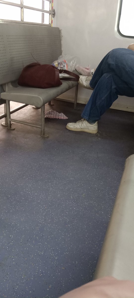 CharuYadav2013's tweet photo. @Central_Railway @RailwaySeva @drmmumbaicr @srdcmmumbaicr @yatrisangh @mumbairailusers @MumbaiLocals @MumbaiLocalX 
Lack of civic sense and lack of moral values in elite/ educated/ sophisticated mumbai ac local commuters. 
Pls frame some rules for this. https://t.co/oqPLHpOVyJ