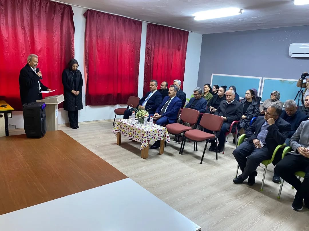 "Asrın felaketi" 6 Şubat 2023 depreminin 3. yıl dönümünde, vefat eden değerli öğretmenlerimiz Can Terler ve eşi Tuğba Terler, kıymetli çocukları ve depremde hayatını kaybeden tüm vatandaşlarımız ilçemiz Şehit Mehmet Çalışkan İlkokulu'nda düzenlenen program ile dualarla anıldı.