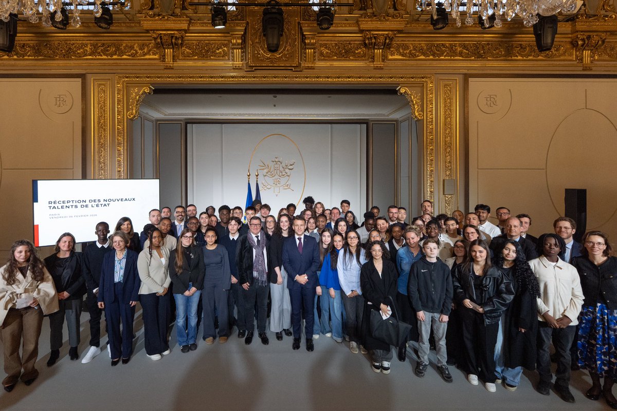 EmmanuelMacron's tweet image. « Ceci n’est pas pour moi » n’a pas sa place dans notre République.
                     
Où que l’on soit né, quelle que soit son milieu social, son histoire, rien n’est jamais écrit en République. 

C’est le sens profond des Prépas Talents : réparer les inégalités de départ,