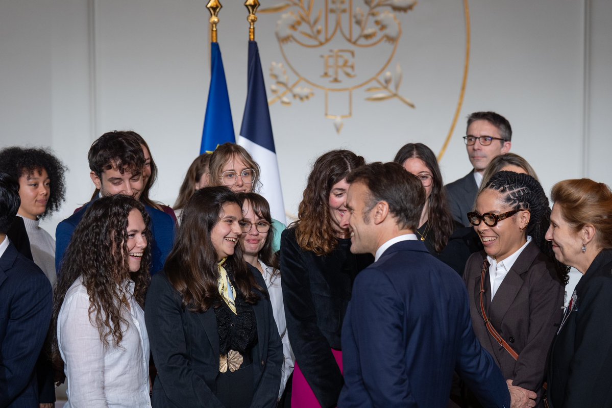 EmmanuelMacron's tweet image. « Ceci n’est pas pour moi » n’a pas sa place dans notre République.
                     
Où que l’on soit né, quelle que soit son milieu social, son histoire, rien n’est jamais écrit en République. 

C’est le sens profond des Prépas Talents : réparer les inégalités de départ,