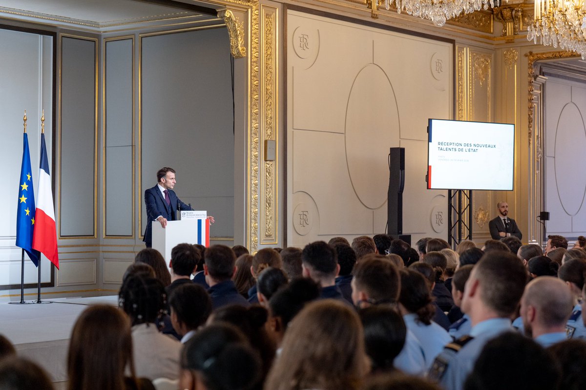 EmmanuelMacron's tweet image. « Ceci n’est pas pour moi » n’a pas sa place dans notre République.
                     
Où que l’on soit né, quelle que soit son milieu social, son histoire, rien n’est jamais écrit en République. 

C’est le sens profond des Prépas Talents : réparer les inégalités de départ,