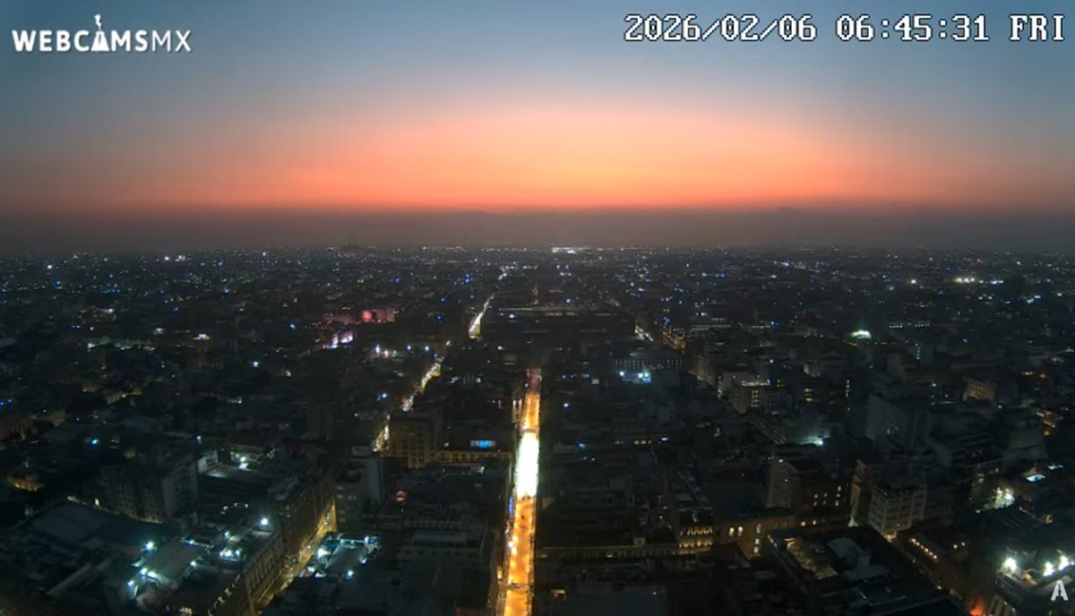 webcamsdemexico's tweet image. Sabemos que a esta hora ya solo estás viendo el reloj para salir del trabajo, así que te refrescamos la memoria: así de bonito se vio el mundo antes de que te encerraras en la oficina. 😅🏢

🕒 #Flashback.
Lo mejor de este viernes:
🌋 El "Popo" presumiendo silueta.
⛪️ Cadereyta