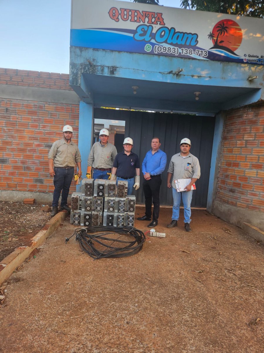 rnpy920am's tweet photo. #ActualidadEnDebate conversamos con el🗣️Ing Gustavo Benítez de la División de Gestión de Pérdidas Eléctricas 
🔹La ANDE interviene suministro irregular utilizado para criptominería en Hernandarias, Alto Paraná en la propiedad denominada Quinta El Olam. Este es un caso reincidente https://t.co/fj3s07kabO
