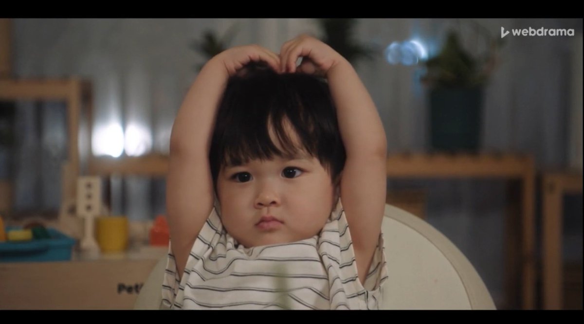 Masum gözlerine tatlış yanaklarına bakın çok şeker